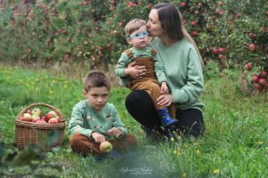 Sesja rodzinna w sadzie - Judyta z synami